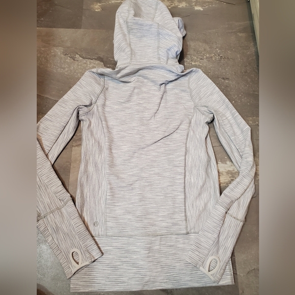 Lululemon Stride zip hooded jacket. Striped. Heathered grey and white. Size 2. - Picture 4 of 16